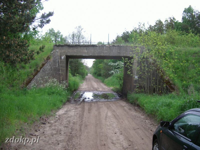 2005-05-23.107 stawiany-kiszkowo mostek na 32,2 km.jpg - linia Gniezno Winiary -Sawa Wlkp., ok. 32.5 km, pkt 8B - mostek nad drk do Wysokiej.